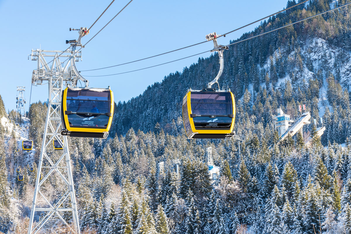 web-Kabinen_neben_Skisprungschanzen