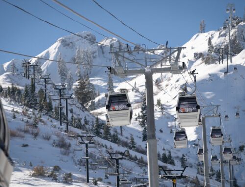 Die Base to Base Gondola verbindet zwei Talstationen in Palisades Tahoe