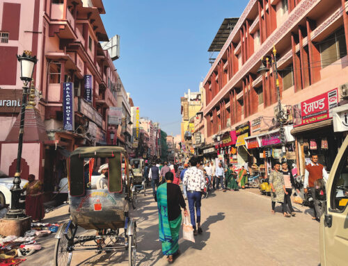 Varanasi: Stadtverkehr neu definiert – komfortabel über die Straßen Indiens