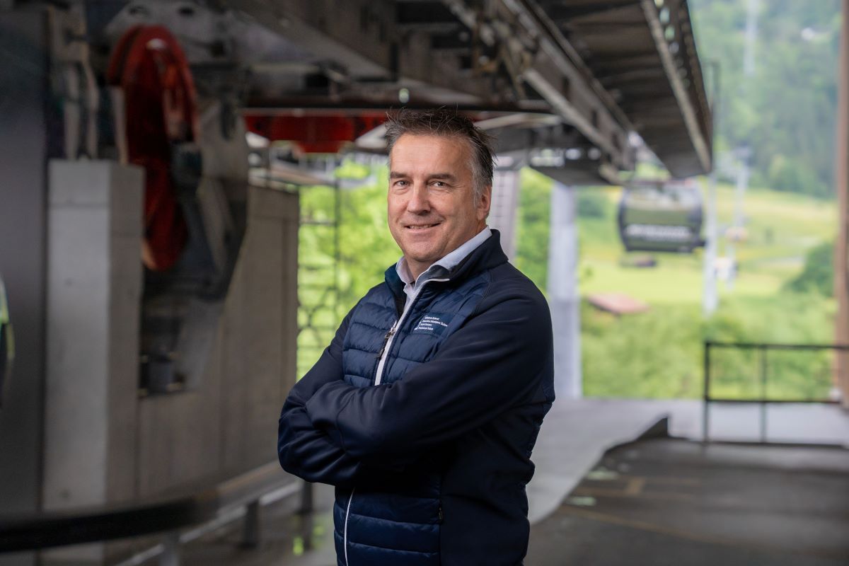 web Berno Stoffel vor Seilbahn