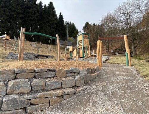 Hochkant am Fichtelberg: Fusion von Themenweg, Kugelbahn und App-Krimi