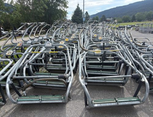 Alte 2er-Sessel stehen zum Verkauf: Eine Chance für Nostalgiker